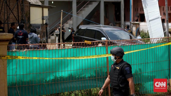 Dari pengembangan kasus terorisme di Bekasi, polisi menangkap tiga orang di Ngawi, Solo dan Klaten. Polisi menyebut mereka punya kemampuan merakit bom.