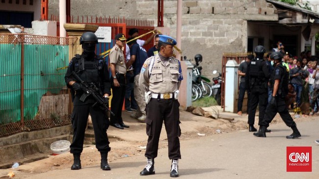 Polisi mengerahkan sekitar seratus personel untuk mengamankan indekos tempat penangkapan terduga teroris. Penghuni lain di rumah itu belum ada yang kembali.