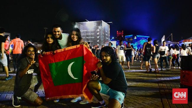 Dikunjungi lebih dari 90.000 orang selama dua hari perhelatannya, beberapa pengunjung Djakarta Warehouse Project membawa serta bendera dari negara asalnya.