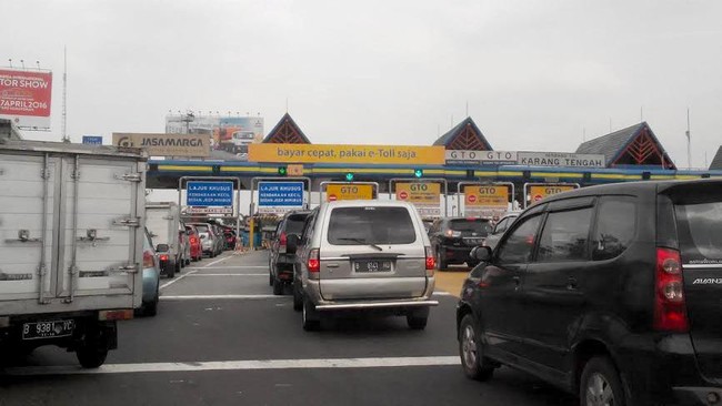 Menurut Menteri Perhubungan Budi Karya Sumadi, Gerbang Tol Karang Tengah terlalu dekat dengan Jakarta sehingga bisa memicu kemacetan.
