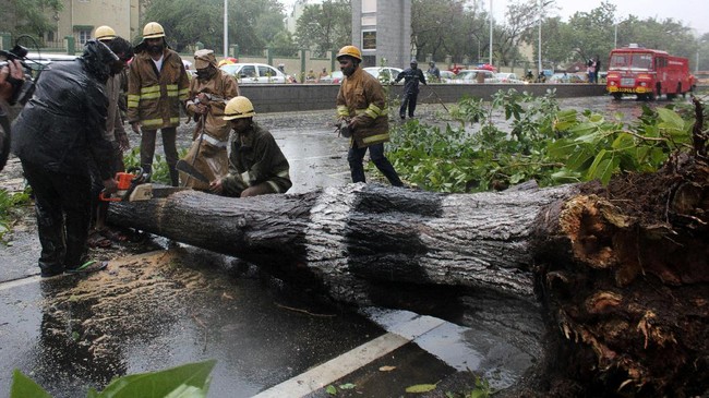 Kekuatan angin diperkirakan akan meningkat hingga 140 kilometer per jam disertai dengan hujan lebat.