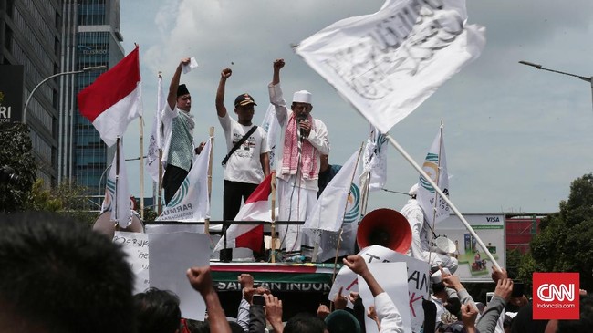 Berdasarkan pantauan di lapangan, dua kubu massa yang berseberangan itu jumlahnya ditaksir mencapai lebih dari 100 orang.
