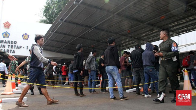 Penjualan tiket sempat dihentikan karena antrean pembeli tiket tidak tertib dan melebar. Penjualan 10 ribu tiket Timnas Indonesia berakhir pukul 11.00 WIB.