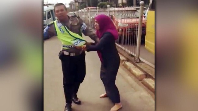 Kepala Biro Hukum dan Humas MA meminta masyarakat tidak membesarkan perilaku Dora Natalia. Ia merasa sanksi pemecatan tidak layak untuk pegawai MA tersebut.