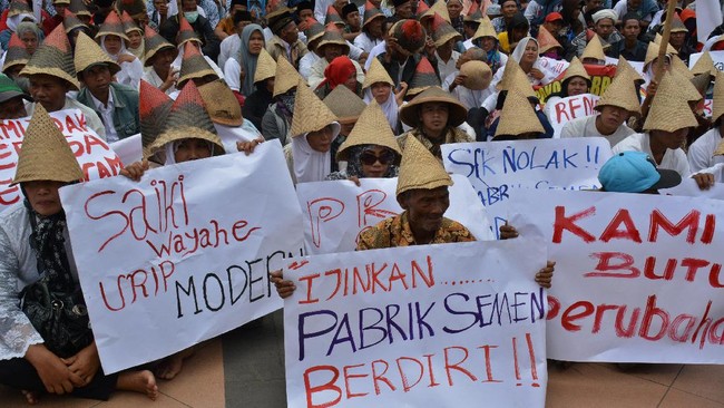 Massa menyatakan diuntungkan dengan keberadaan pabrik semen di Kendeng, Rembang. Selain memberikan lapangan pekerjaan, dana CSR-nya juga bisa dinikmati.