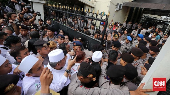 Arus lalu lintas di depan Pengadilan Negeri Jakarta Utara tersendat karena massa menggelar aksi di arena sidang Ahok.