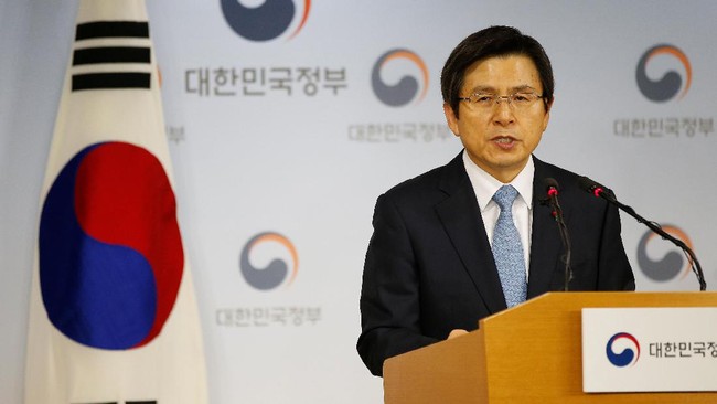 PM Korsel, Hwang Kyo-ahn, mulai menjalankan tugas eksekutifnya sebagai pengganti Presiden Park Geun-hye hingga MK mengeluarkan putusan terkait pemakzulan.