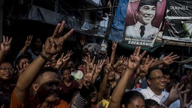 Beragam Cara Anies-Sandi Merebut Simpati Warga