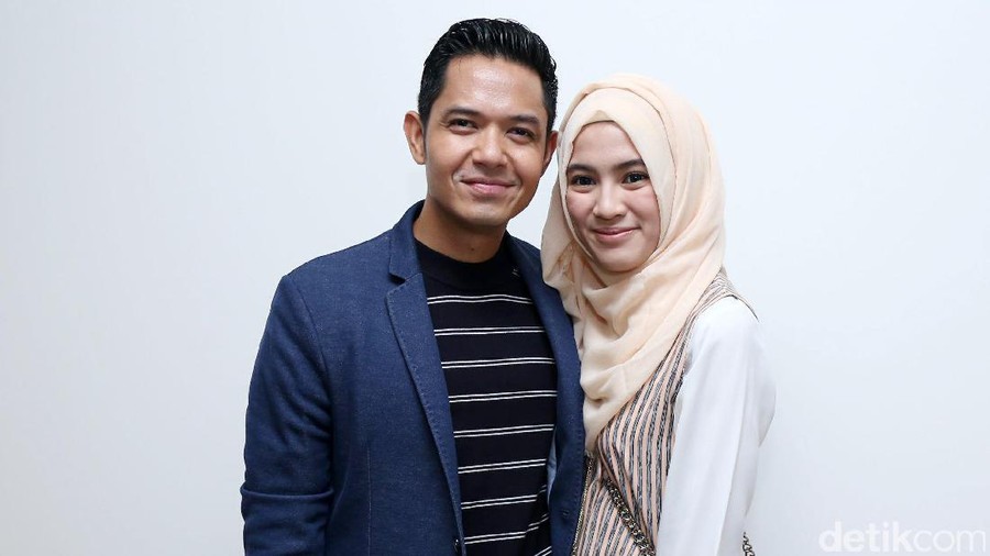 Dude Harlino dan Alysa Soebandono  saat ditemui di kawasan Kebon Jeruk.