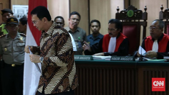 Tim kuasa hukum Ahok menyebut penyidik dan jaksa penunut umum melanggar prinsip hukum pidana yang meminta penegak hukum mendahulukan aturan bersifat khusus.