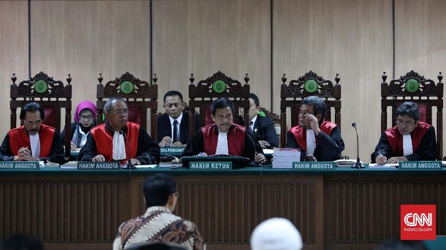 Kedatangan massa dalam jumlah besar di luar gedung sidang dikhawatirkan bisa mempengaruhi independensi majelis hakim dalam memutus kasus Ahok.