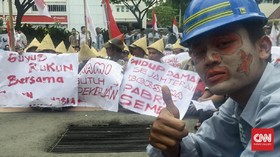 Massa Pendukung Pabrik Semen Gelar Aksi di Kantor Ganjar