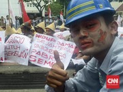 Massa Pendukung Pabrik Semen Gelar Aksi di Kantor Ganjar