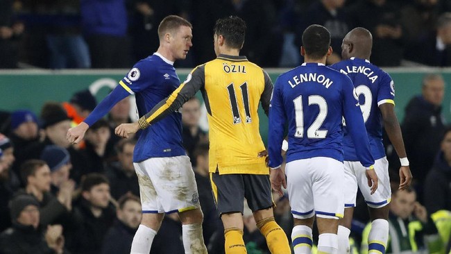 Manajer Arsenal Arsene Wenger menilai kekalahan timnya kali ini lantaran kurang beruntung. Dua gol oleh bek Everton disebutnya sebagai salah satu kesialan.