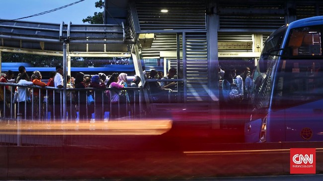 PT Transjakarta dinilai melanggar Pasal 33 Undang-Undang Nomor 7 Tahun 2011 tentang Mata Uang jika menolak transaksi pembayaran secara tunai.