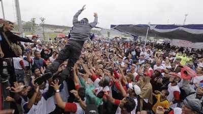 Agus Yudhoyono menyatakan aksi stage diving  memiliki potensi kegagalan yang cukup tinggi karena soal kepercayaan.