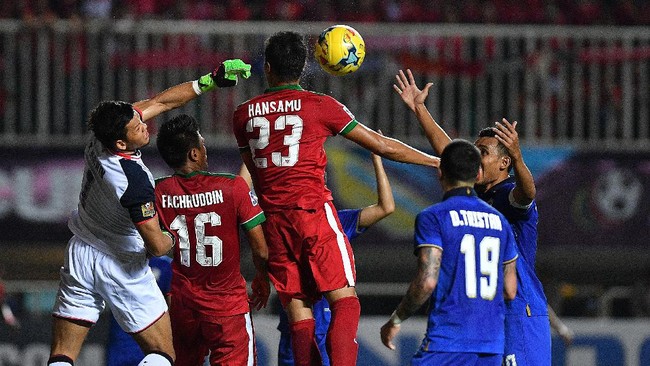 Tertingggal lebih dulu 0-1 dari timnas Thailand pada babak pertama, timnas Indonesia berbalik unggul 2-1 lewat gol Rizky Pora dan Hansamu Yama Pranata.