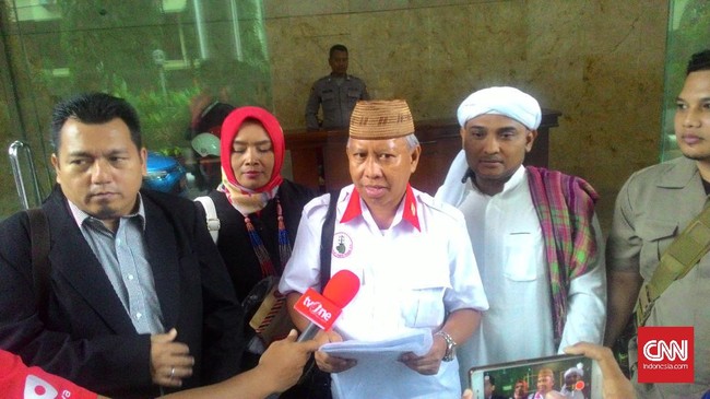 Novel tidak mempermasalahkan bekerja di bawah pemimpin yang berbeda agama selama tidak merampas hak orang lain. Pemimpin nonmuslim menurutnya harus dilindungi.