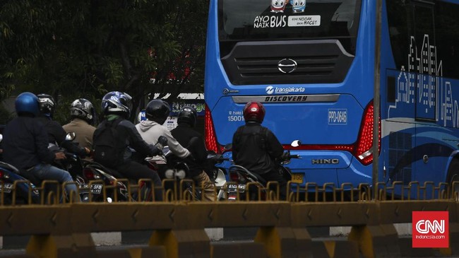 Transjakarta mengalihkan rute bus di beberapa wilayah ibu kota, terutama di lokasi-lokasi aksi unjuk rasa. Pengalihan dilakukan hingga situasi kondusif.