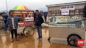 Pedagang Kaki Lima 'Diguyur' Rezeki di Pakansari