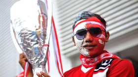 Kehabisan Tiket, Bule Amerika Buka Jasa Lukis Bendera Gratis