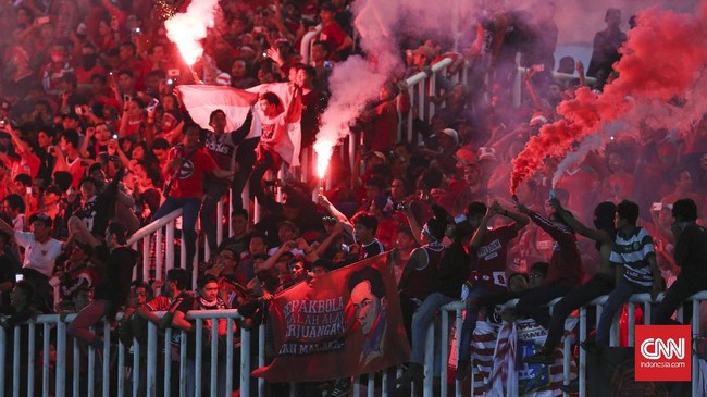 Para penggawa Timnas Indonesia U-23 mengkampanyekan gerakan anti-suar dan petasan di dalam stadion jelang melawan Suriah U-23.