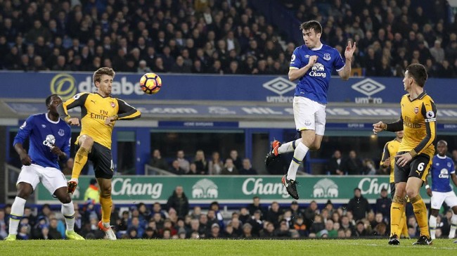 Sempat unggul 1-0 lewat tendangan bebas Alexis Sanchez, Arsenal kebobolan dua gol akibat sundulan dua bek Everton Seamus Coleman dan Ashley Williams.