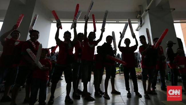Ratusan suporter Indonesia mendesak panitia penjualan tiket pertandingan Timnas Indonesia U-23 vs Palestina U-23 diumumkan secara transparan.