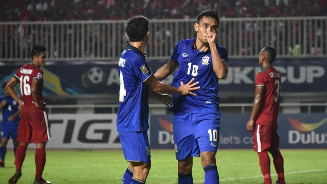 Teerasil Dangda telah dua kali jadi pencetak gol terbanyak Piala AFF, namun timnas Thailand tak pernah jadi juara di momen tersebut.