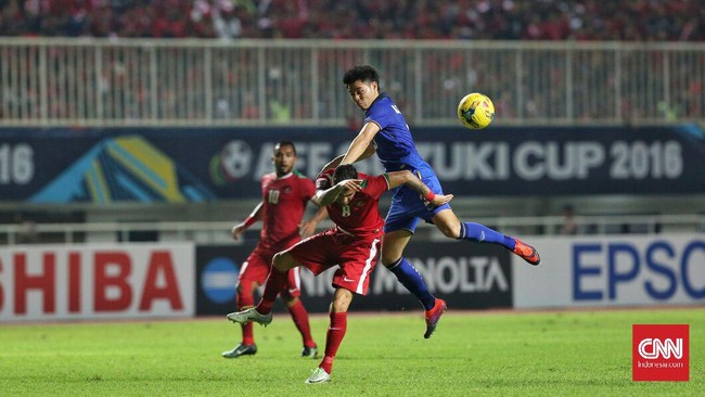 Teerasil Dangda kembali menjadi momok timnas Indonesia dengan mencetak satu-satunya gol pada babak pertama final Piala AFF 2016.
