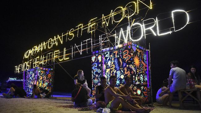 Pesta tahun baru di Koh Phangan, Thailand, menjadi bencana setelah papan kembang api roboh ke arah wisatawan. Banyak yang mengalami luka bakar.