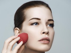3 Cara Memakai Foundation yang Benar Agar Makeup Tahan Lama dari Ahlinya