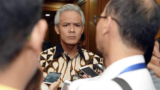 Presiden Joko Widodo enggan menanggapi pertanyaan terkait pabrik PT Semen Indonesia di Kendeng. Ia meminta pertanyaan perihal itu diajukan ke Gubernur Jateng.