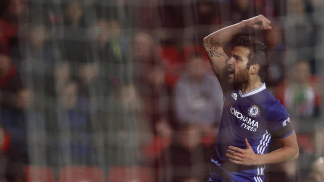 Cesc Fabregas berharap bisa meyakinkan Antonio Conte bahwa dirinya layak jadi anggota tim inti Chelsea musim ini.