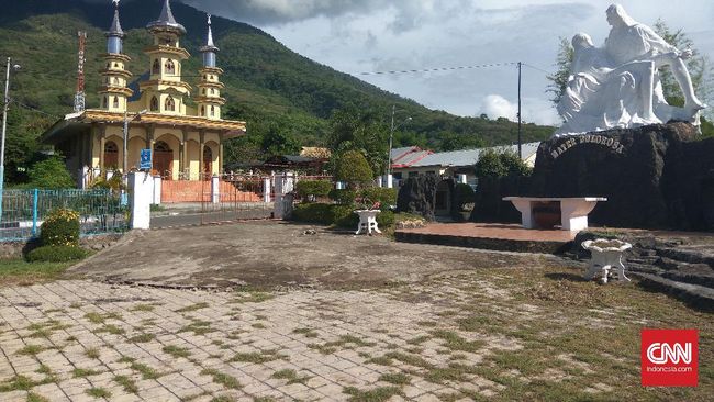 Ibu Kota Kabupaten Flores Timur, Larantuka merupakan kota yang menjadi bagian sejarah masuknya Katolik di Indonesia.