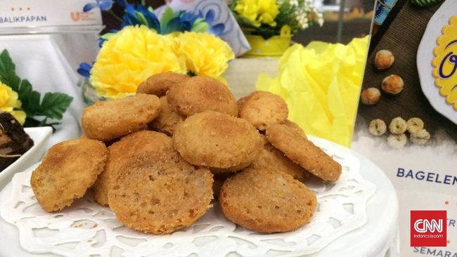 Bekatul adalah pakan ternak, macam bebek. Namun di tangan seorang ibu dari Semarang, bekatul disulap menjadi kue kering bagelen.