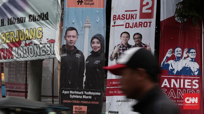 Meski tak diatur di Undang-undang Pilkada, pelaksanaan kampanye diatur dalam PKPU dan Undang-undang Penyelenggaraan Pemilu.