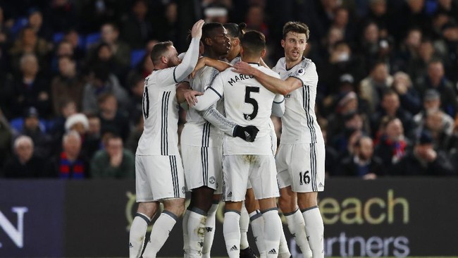Zlatan Ibrahimovic mencetak gol penentu kemenangan 2-1 atas tuan rumah Crystal Palace saat laga tinggal menyisakan dua menit lagi.