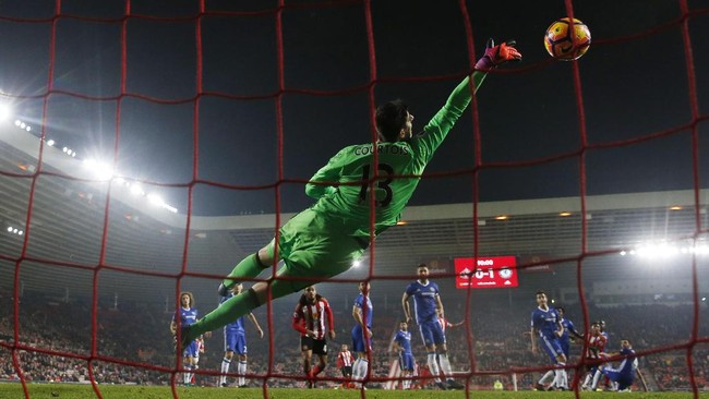 Penjaga gawang Chelsea, Thibaut Courtois, mengagumi gol Burnley yang tercipta lewat tendangan bebas akurat. Chelsea pun hanya sanggup bermain imbang 1-1.