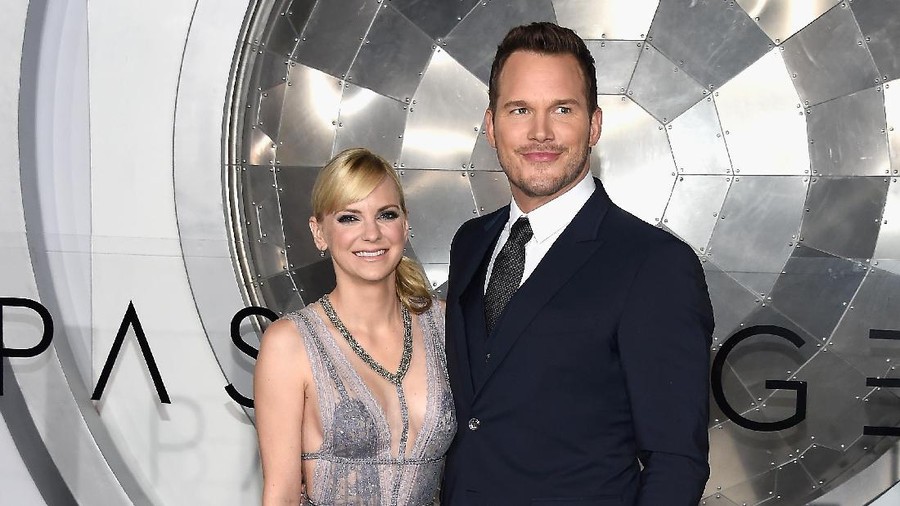 WESTWOOD, CA - DECEMBER 14:  Actors Anna Faris (L) and Chris Pratt attend the premiere of Columbia Pictures' 'Passengers' at Regency Village Theatre on December 14, 2016 in Westwood, California.  (Photo by Matt Winkelmeyer/Getty Images)