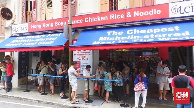 Chef Chan Hon Meng tak main-main saat mengolah ayam saus soya. Kedainya pun diganjar bintang Michelin. Senikmat apa rasa ayamnya?