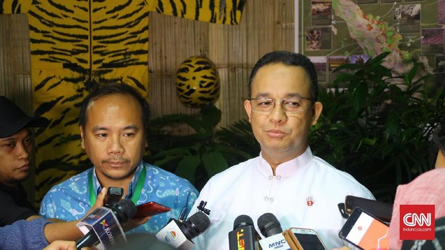 Ditantang membangun sejuta panel surya, Anies menyatakan pihaknya masih akan mengkaji kembali lantaran biayanya yang sangat tinggi.
