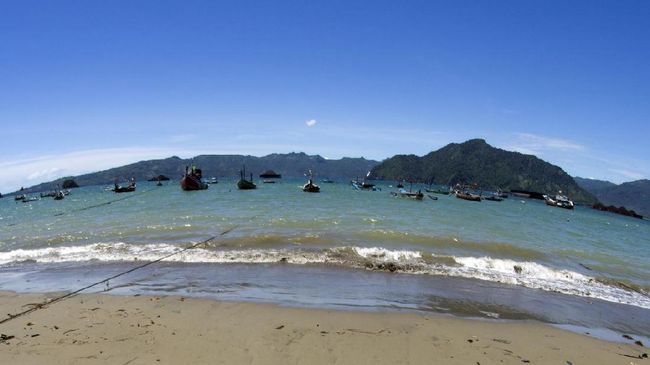 Berpemandangan indah dengan perairan tenang, Pantai Prigi masih jarang dikunjungi wisatawan. Panggung 360 derajat diharapkan bisa menarik kedatangan mereka.