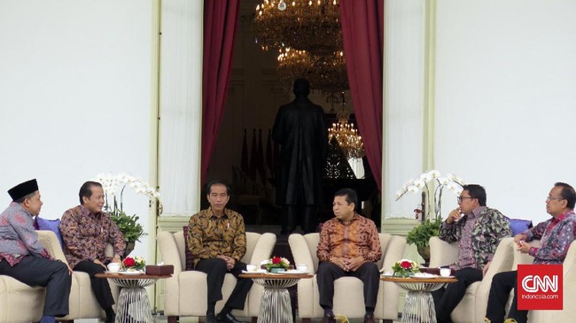 Empat pimpinan DPR yakni Setya Novanto, Wakil Ketua Fadli Zon, Fahri Hamzah, dan Taufik Kurniawan mengunjungi Presiden Jokowi di Istana Merdeka.