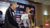 FOTO: Kenangan Alfred Riedl Bersama Timnas Indonesia Selama melatih Timnas Indonesia, pelatih Alfred Riedl memberikan banyak kenangan. Selain kepada Skuad Garuda, Riedl juga memberikan memori kepada awak media.