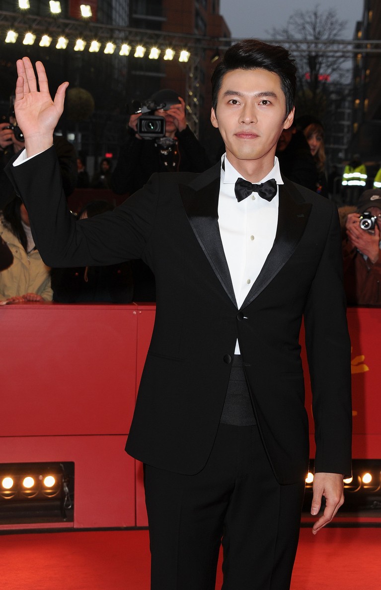 'Crash Landing on You' Tamat, Lesung Pipi Hyun Bin Bakal Bikin Kangen Drama Korea Crash Landing on You telah berakhir. Lesung pipi milik Hyun Bin pastinya akan dirindukan, berikut ini fotonya yang bikin kangen.