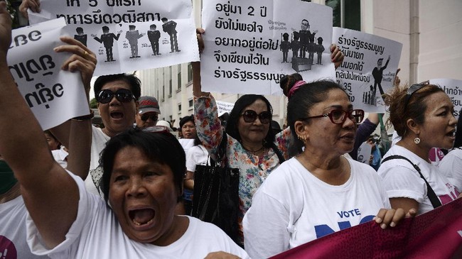 Jaksa Agung Thailand mendakwa 19 anggota kelompok pendukung mantan Perdana Menteri Thanksin Shinawatra karena melanggar aturan pertemuan politik.