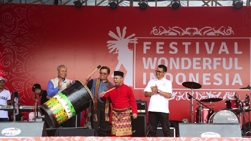 Sudah bukan rahasia lagi jika musik dangdut begitu digemari dan benar-benar terasa magnitnya di wilayah perbatasan. 