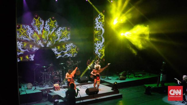 KLa Project menampilkan musik-musik tradisional dalam konsernya yang bertajuk 'Passion, Love and Culture' pada Kamis (15/12) malam di TIM, Jakarta.