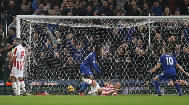 Leicester City berhasil memaksakan hasil imbang saat menghadapi Stoke City meski mereka sempat tertinggal dua gol dan harus bermain dengan 10 orang.